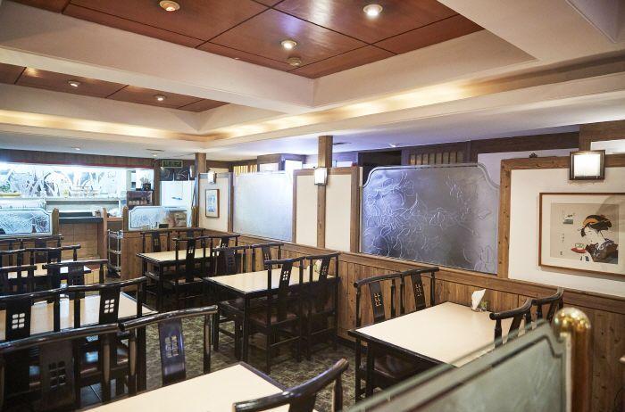 Японы Токио рестораны дотоод засалгүй зай, бүлгийн суудал болон хувийн өрөөнүүд бүхий тохилог орчинтой - киберная зураг